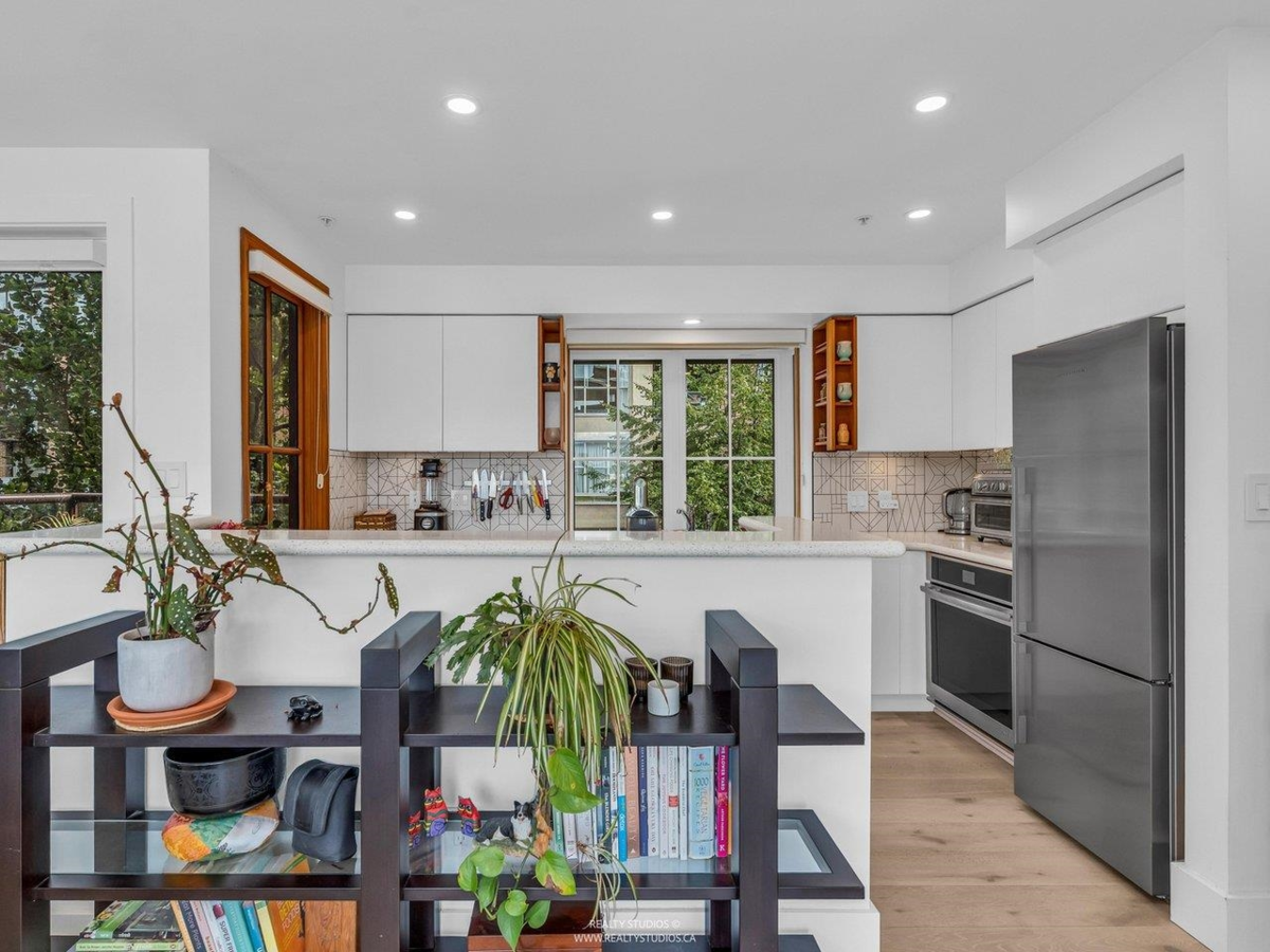 Breakfast Nook Photo of 141 Alexander Street, Vancouver, BC