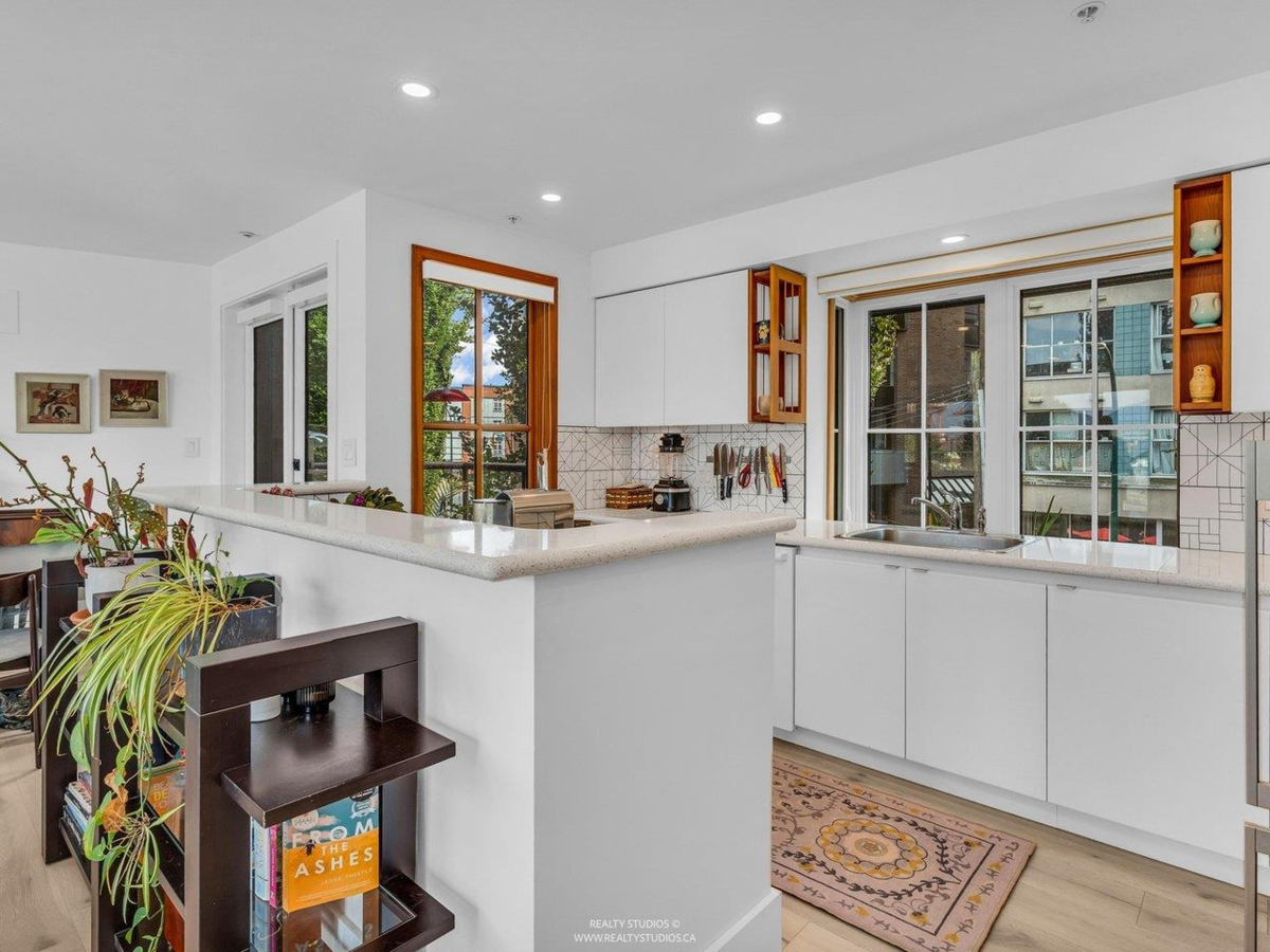 Dining Area Photo of 141 Alexander Street, Vancouver, BC