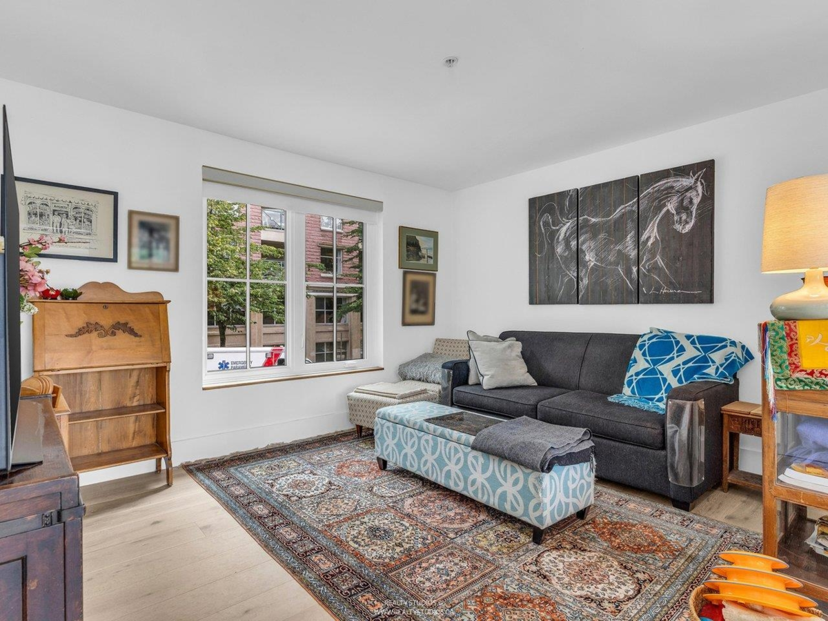 Entry Foyer Photo of 141 Alexander Street, Vancouver, BC
