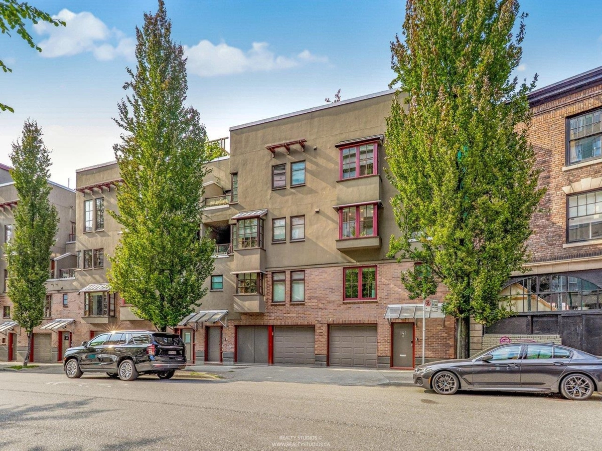 Family Room Photo of 141 Alexander Street, Vancouver, BC