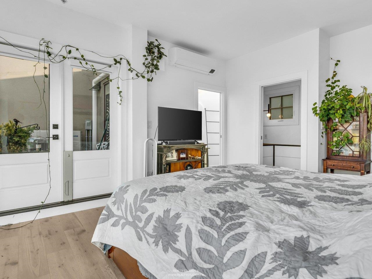 Front Yard Photo of 141 Alexander Street, Vancouver, BC