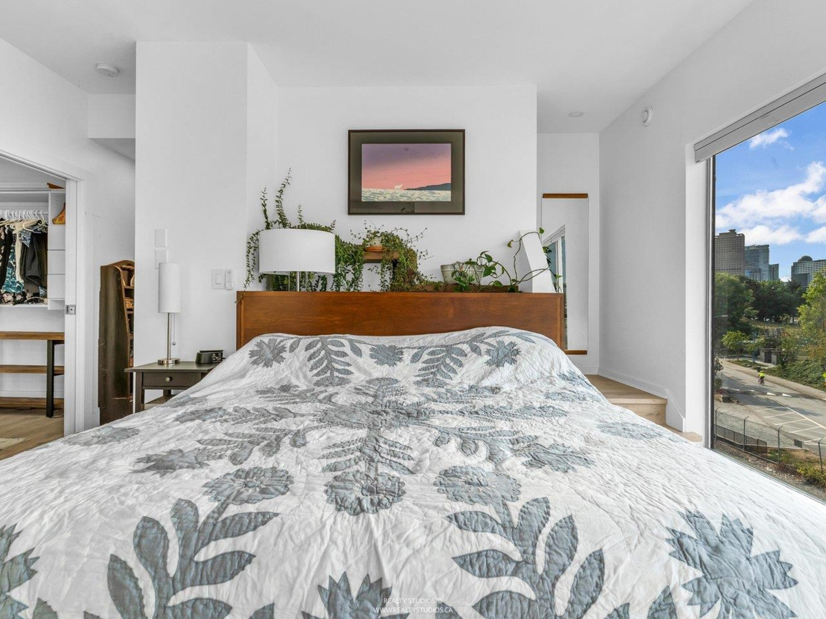 Garden / Landscaping Photo of 141 Alexander Street, Vancouver, BC