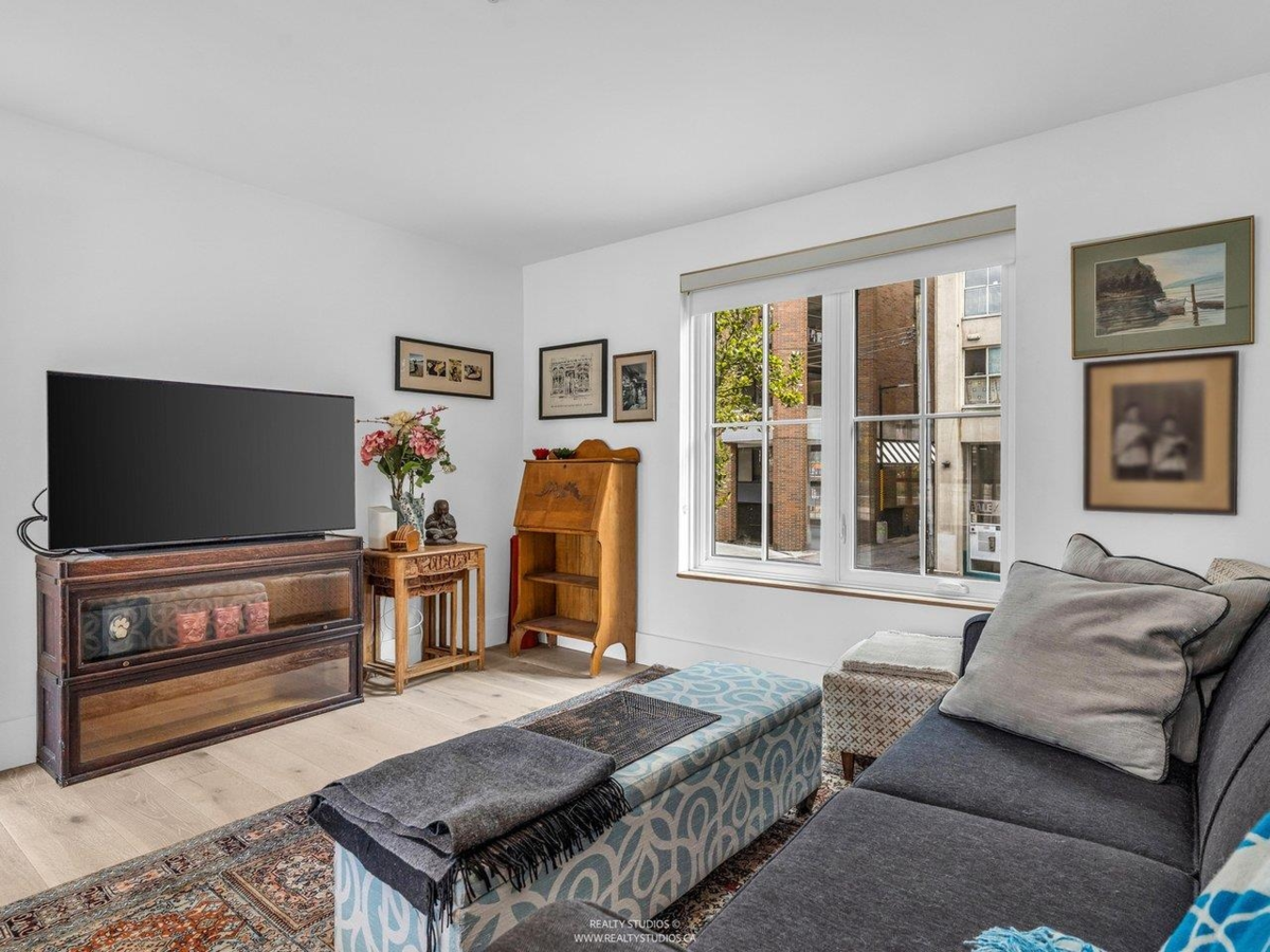 Hallway Photo of 141 Alexander Street, Vancouver, BC