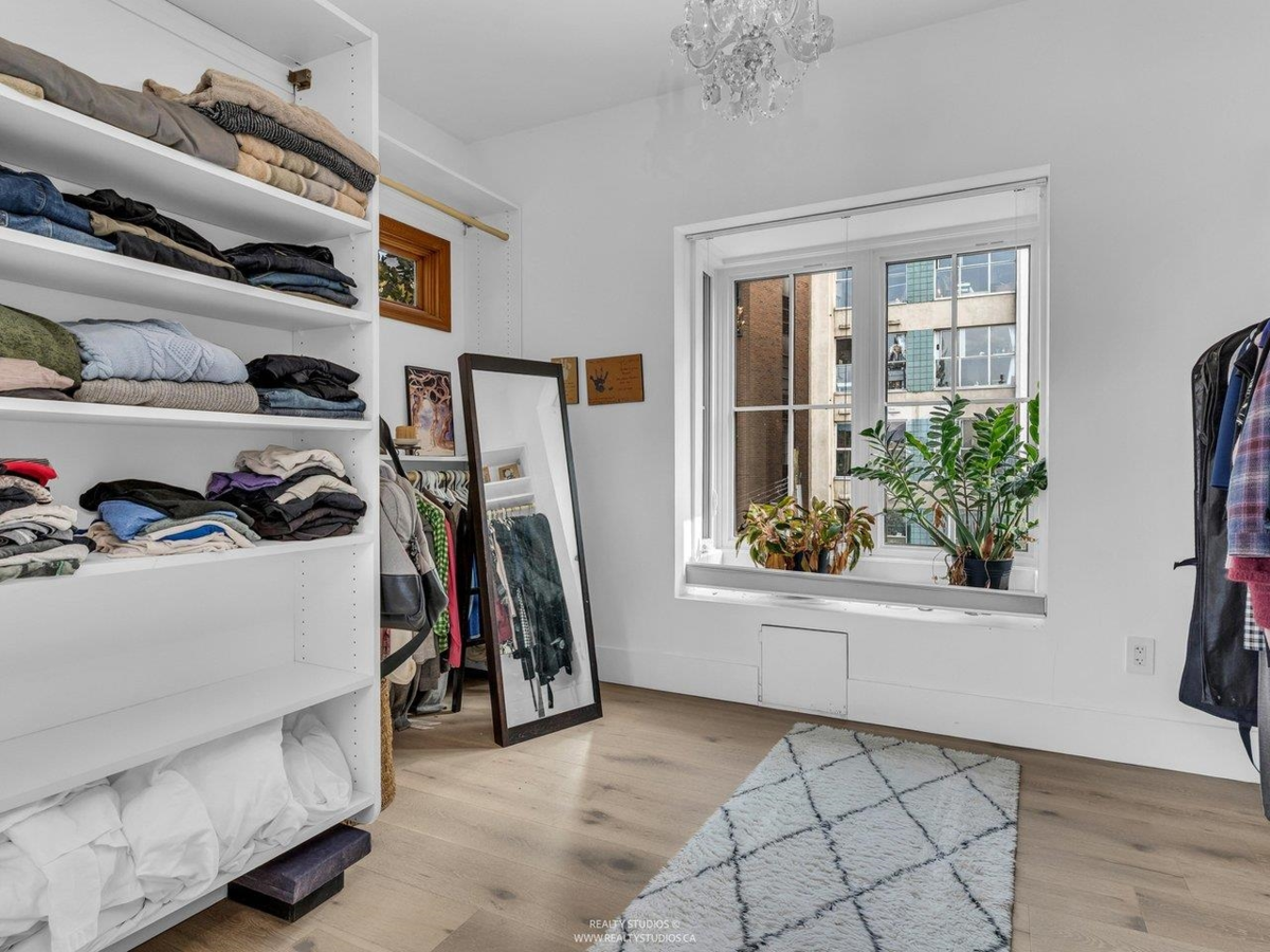 Hot Tub / Spa Photo of 141 Alexander Street, Vancouver, BC