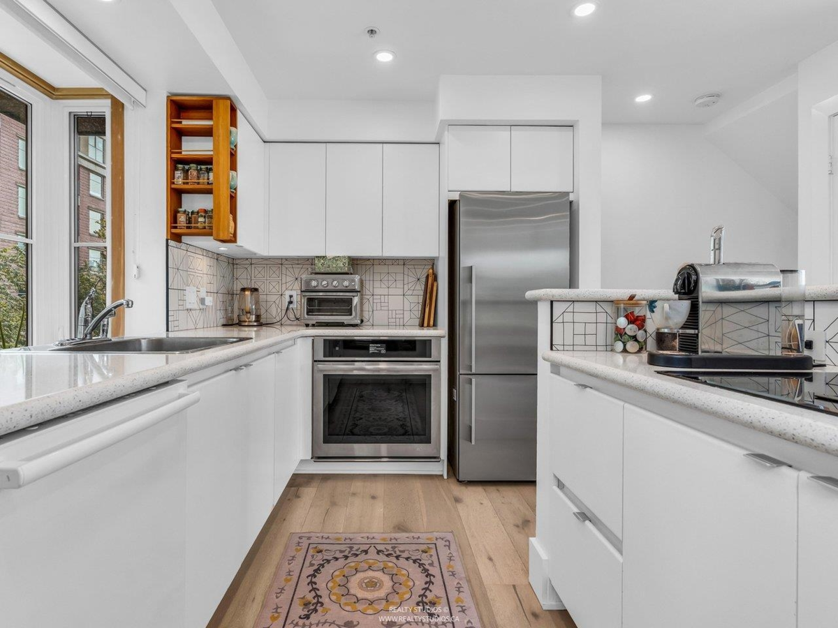 Kitchen Island Photo of 141 Alexander Street, Vancouver, BC