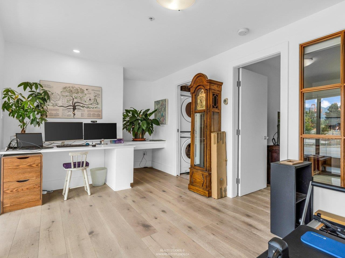 Laundry Room Photo of 141 Alexander Street, Vancouver, BC