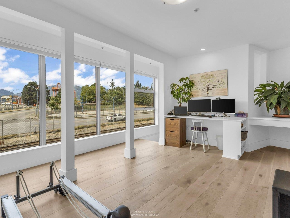Loft / Bonus Room Photo of 141 Alexander Street, Vancouver, BC