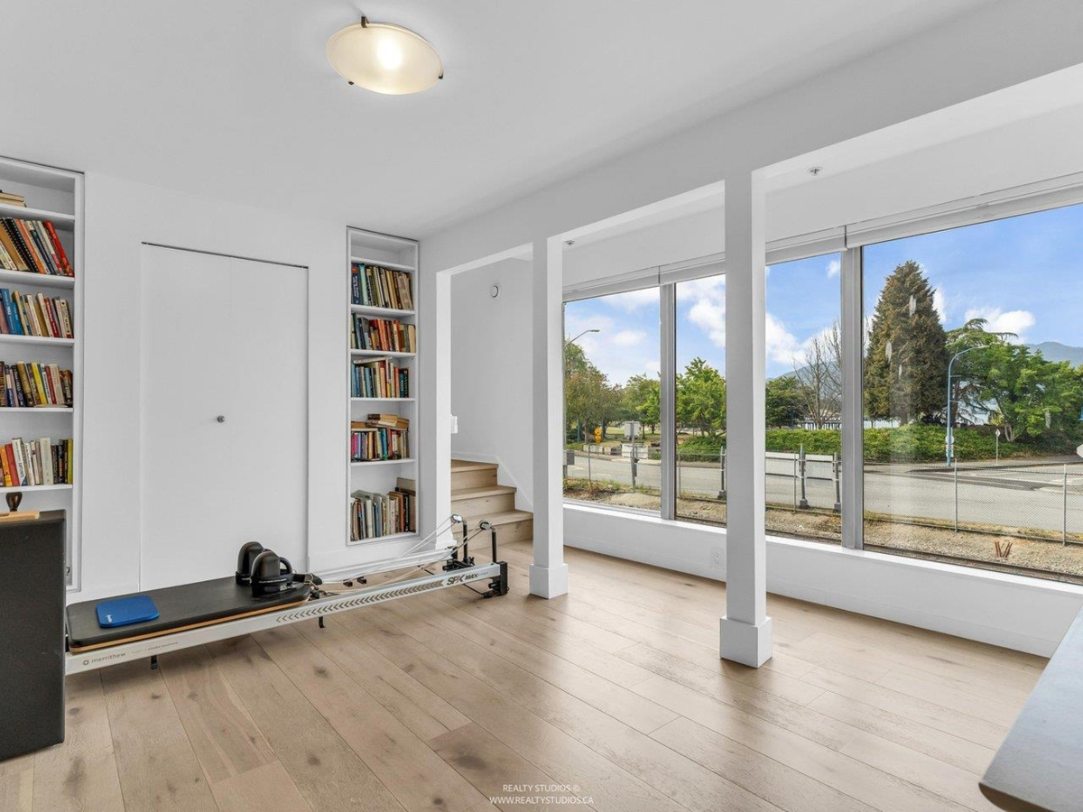 Office / Den Photo of 141 Alexander Street, Vancouver, BC