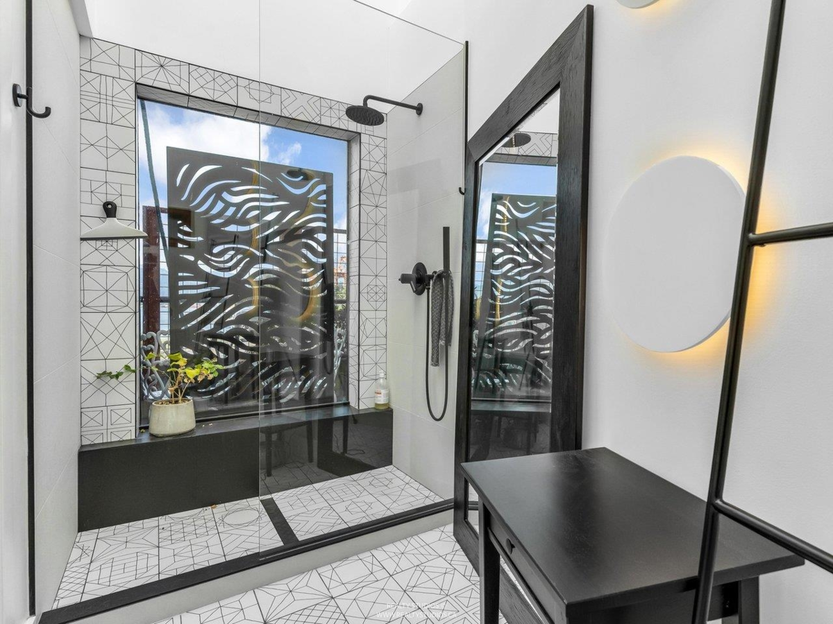 Outdoor Kitchen Photo of 141 Alexander Street, Vancouver, BC