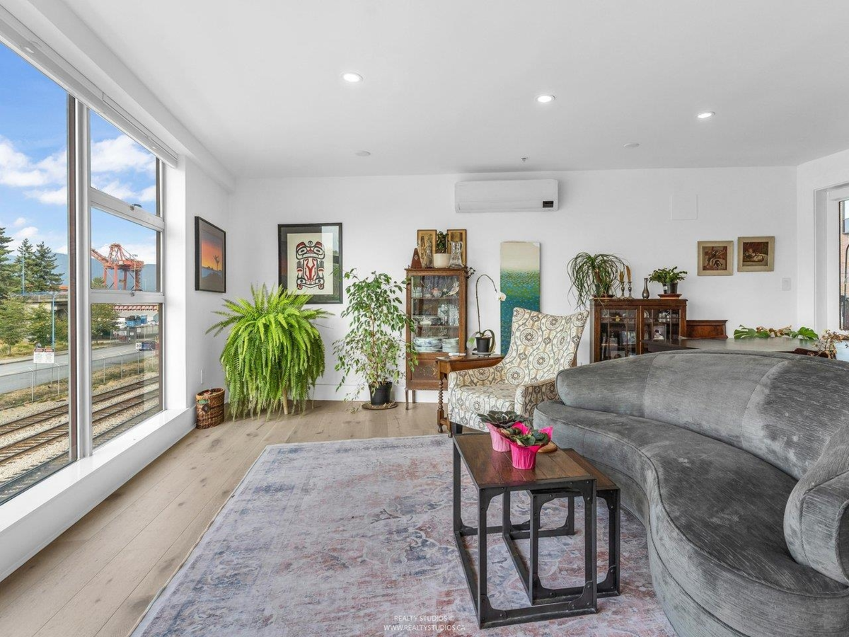 Powder Room Photo of 141 Alexander Street, Vancouver, BC