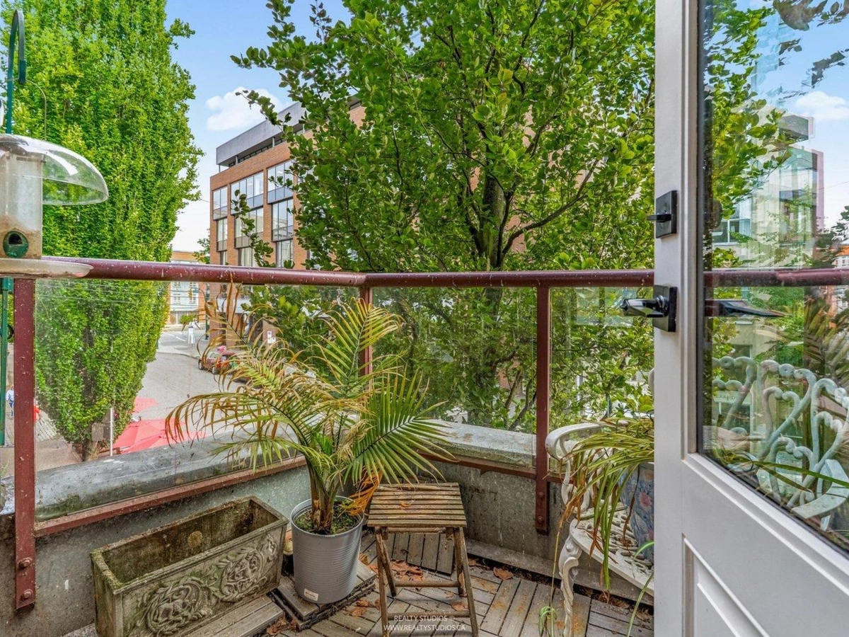 Primary Bathroom Photo of 141 Alexander Street, Vancouver, BC