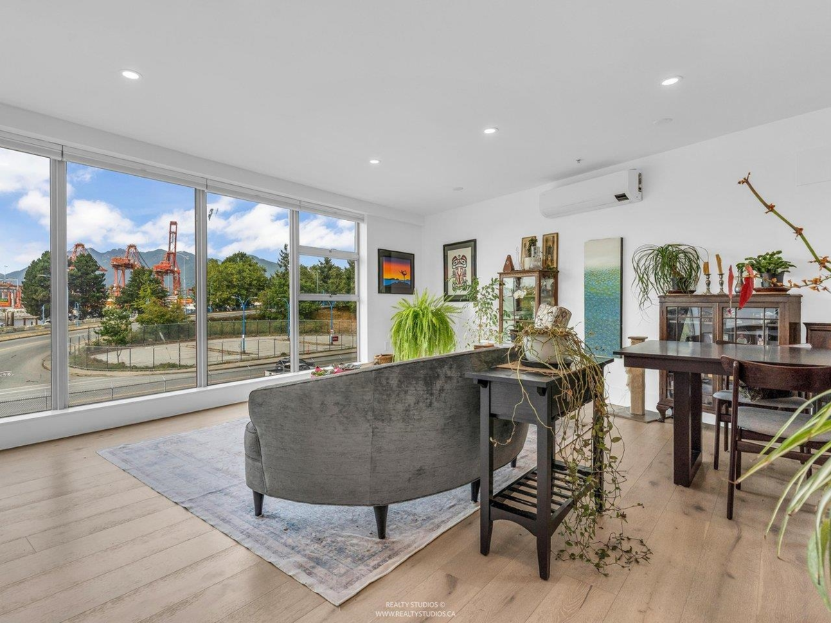 Walk-In Closet Photo of 141 Alexander Street, Vancouver, BC