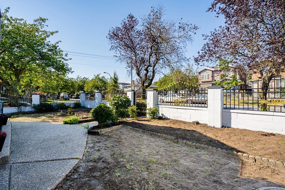 Living Room Photo of 1306 E 60 Avenue, Vancouver, BC