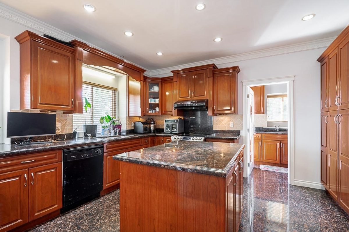 Walk-In Closet Photo of 1306 E 60 Avenue, Vancouver, BC