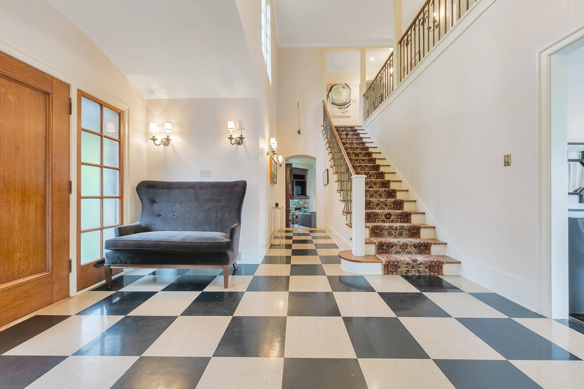 Entry Foyer Photo of 1850 Mathers Avenue, West Vancouver, BC