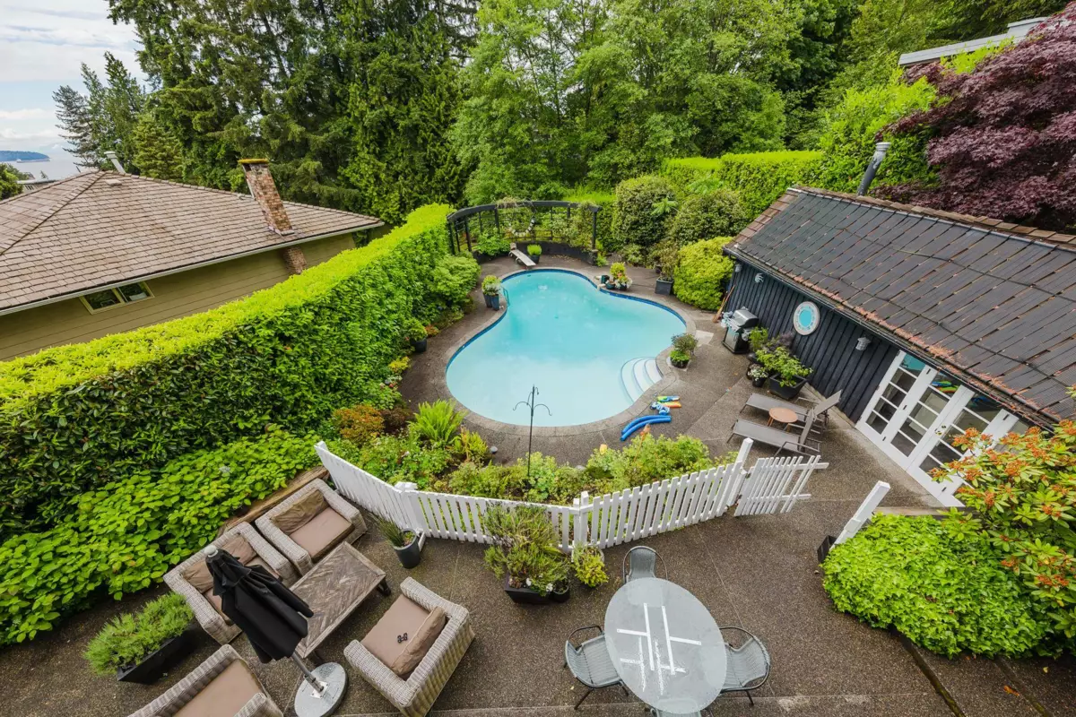 Garden / Landscaping Photo of 1850 Mathers Avenue, West Vancouver, BC