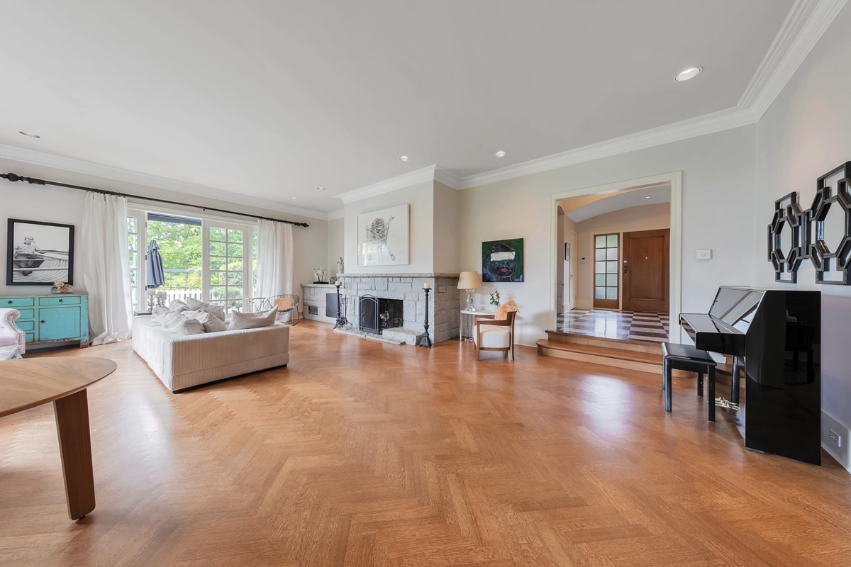 Kitchen Island Photo of 1850 Mathers Avenue, West Vancouver, BC