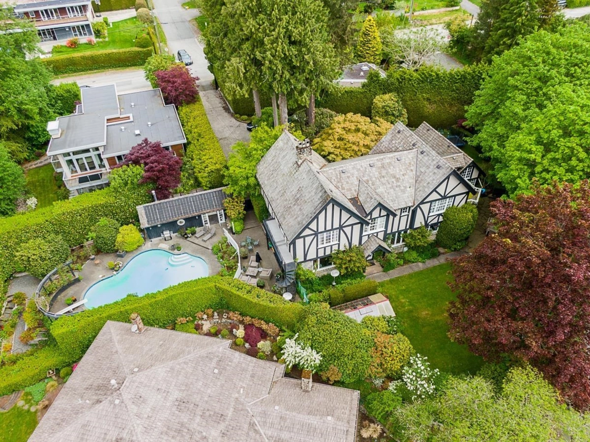 Living Room Photo of 1850 Mathers Avenue, West Vancouver, BC