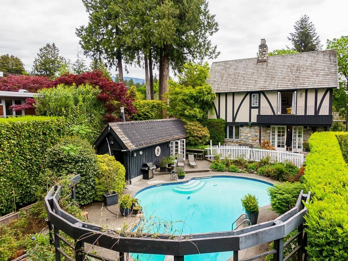 Staircase Photo of 1850 Mathers Avenue, West Vancouver, BC
