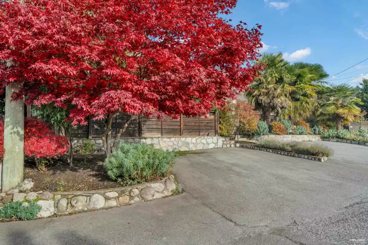 Living Room Photo of 1251 Clyde Avenue, West Vancouver, BC