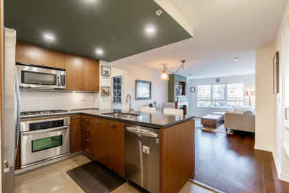 203 2950 King George Boulevard, Surrey, BC, Surrey — Apartment/Condo for sale