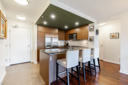 203 2950 King George Boulevard, Surrey, BC, Surrey — Apartment/Condo for sale