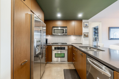 203 2950 King George Boulevard, Surrey, BC, Surrey — Apartment/Condo for sale