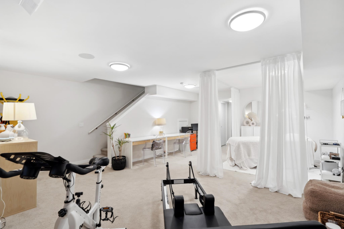 Laundry Room Photo of 16447 24 Avenue, Surrey, BC