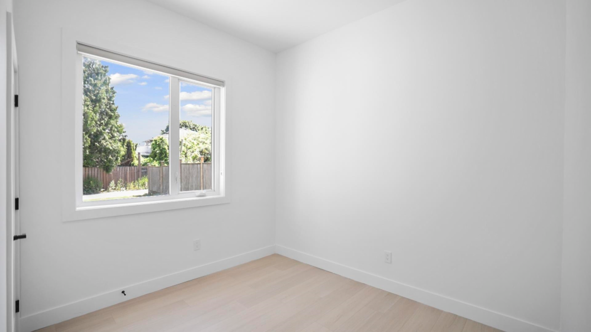 Entry Foyer Photo of 9112 156 Street, Surrey, BC