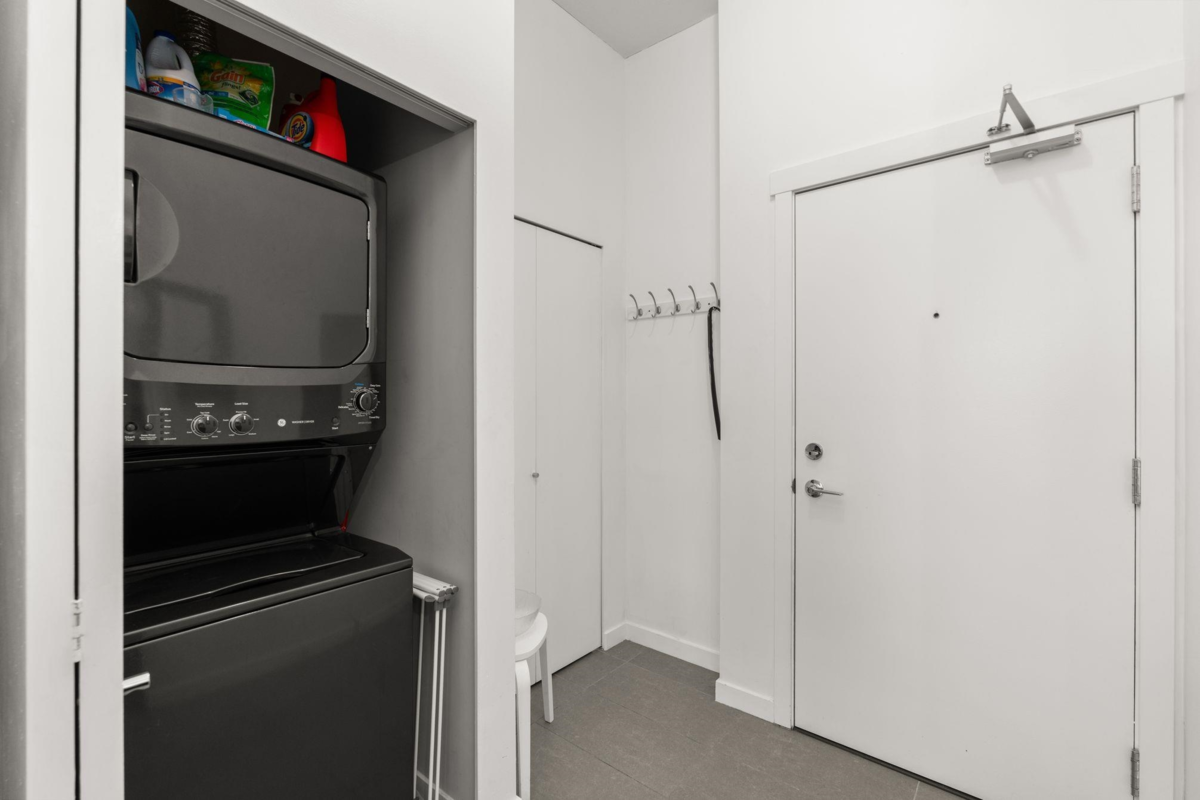 Family Room Photo of 524 13733 107a Avenue, Surrey, BC