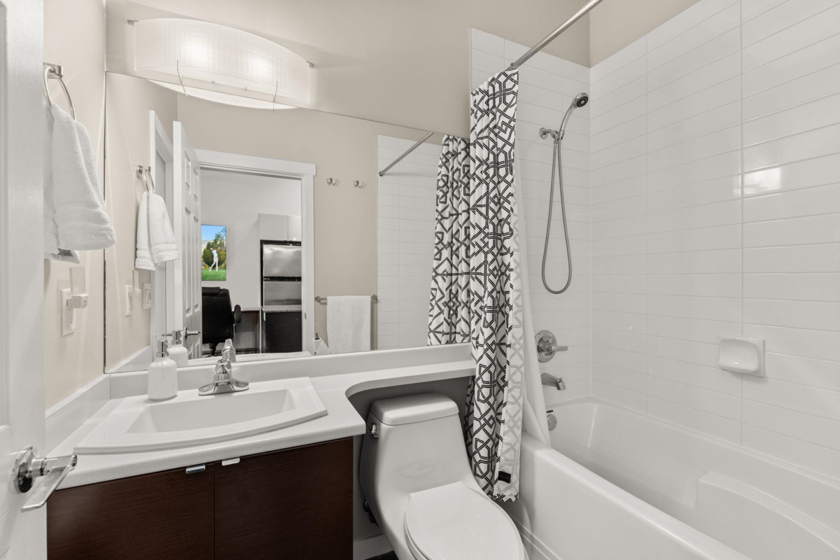 Guest Bathroom Photo of 524 13733 107a Avenue, Surrey, BC