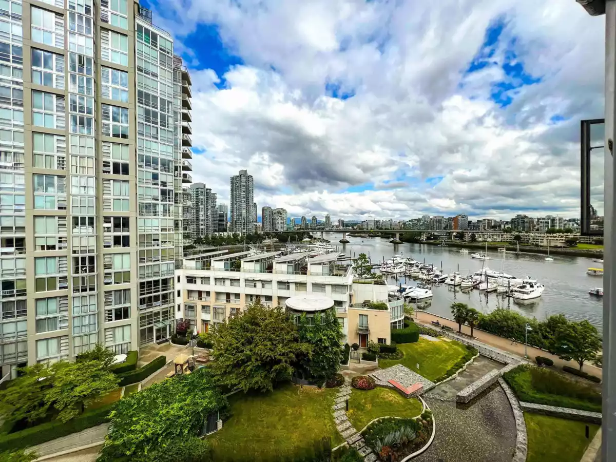 Hallway Photo of 906 1288 Marinaside Crescent, Vancouver, BC