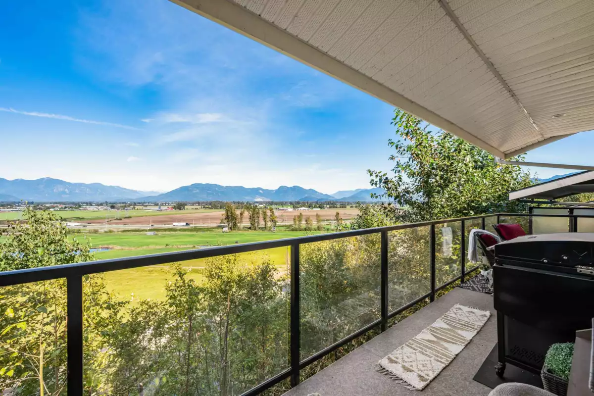 Guest Bathroom Photo of 10 50634 Ledgestone Place, Chilliwack, BC