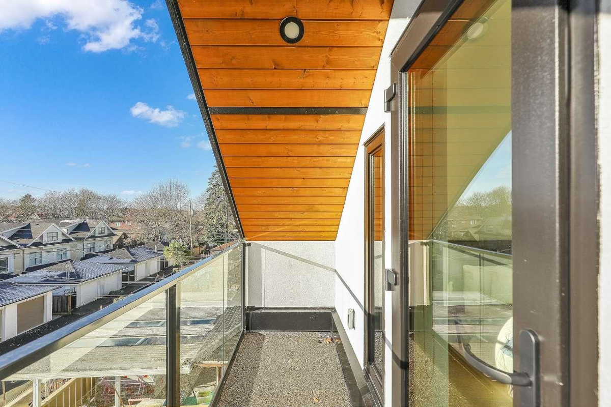 Dining Area Photo of 2 3558 Turner Street, Vancouver, BC