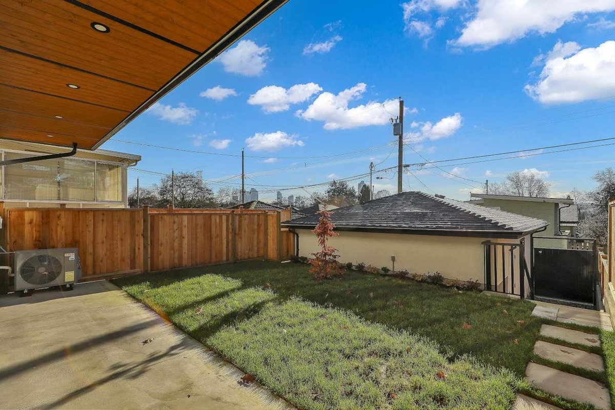 Garden / Landscaping Photo of 2 3558 Turner Street, Vancouver, BC