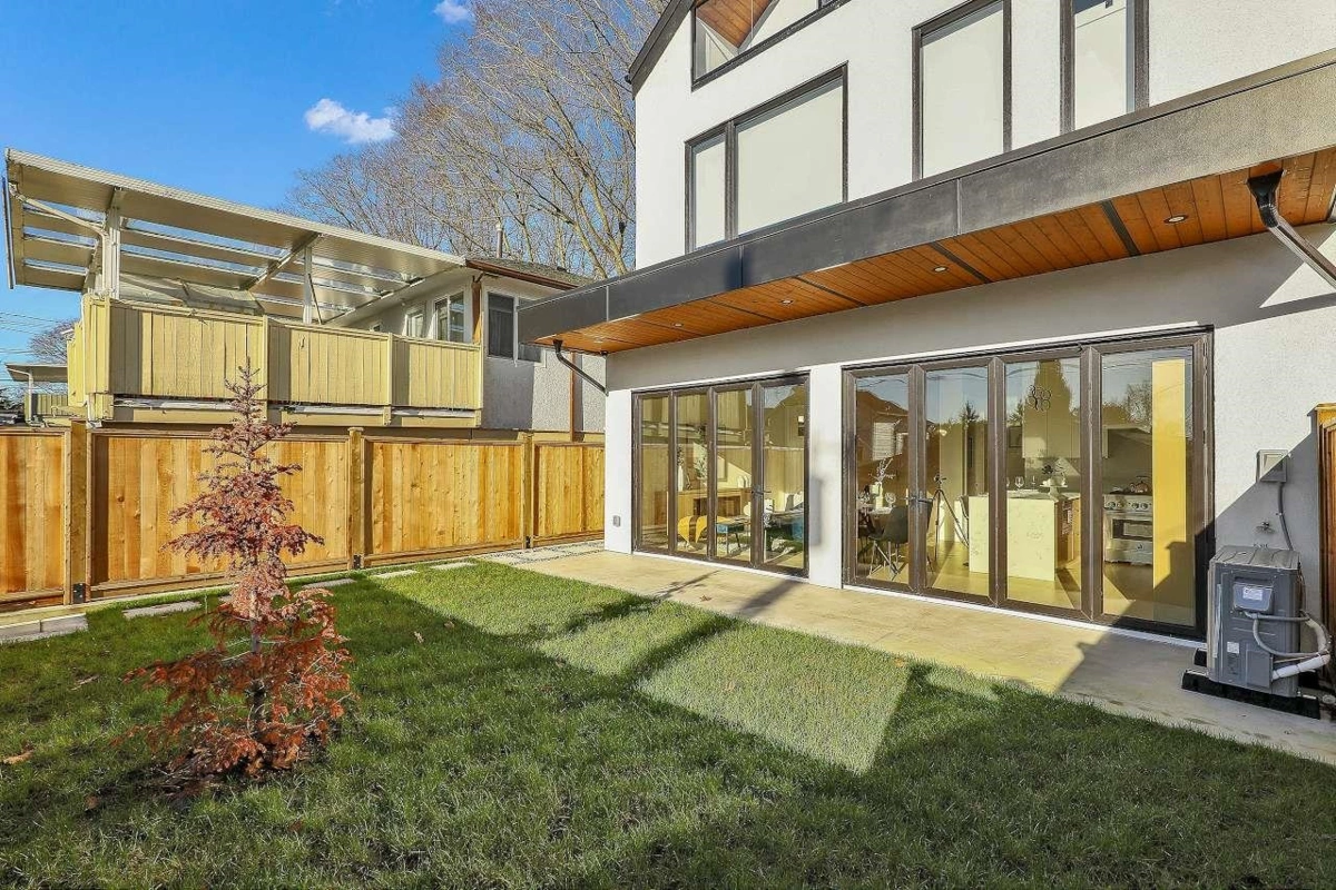 Hallway Photo of 2 3558 Turner Street, Vancouver, BC