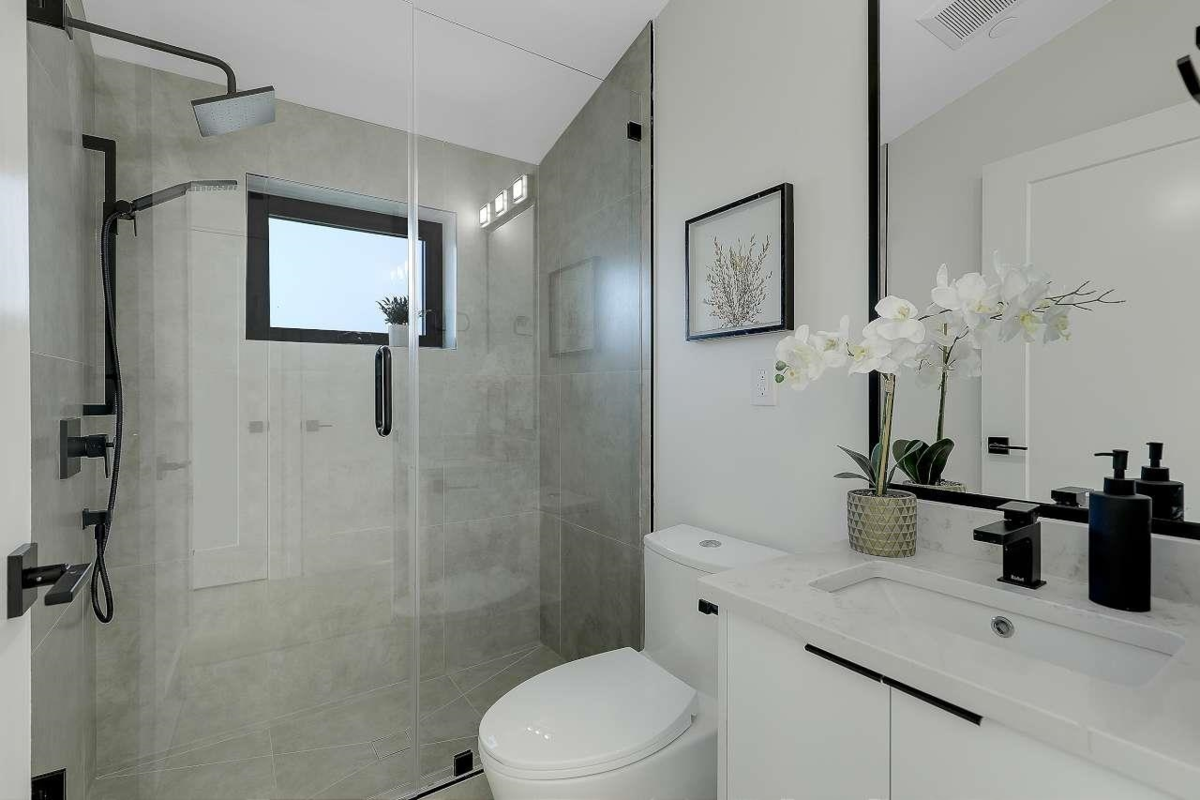Kitchen Island Photo of 2 3558 Turner Street, Vancouver, BC