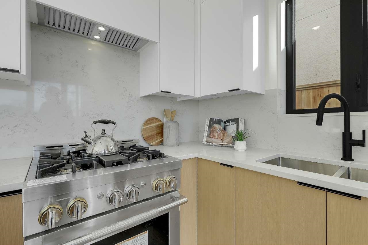 Mudroom Photo of 2 3558 Turner Street, Vancouver, BC