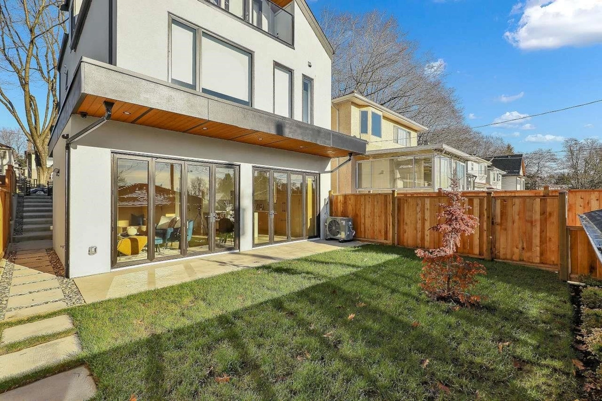 Swimming Pool Photo of 2 3558 Turner Street, Vancouver, BC