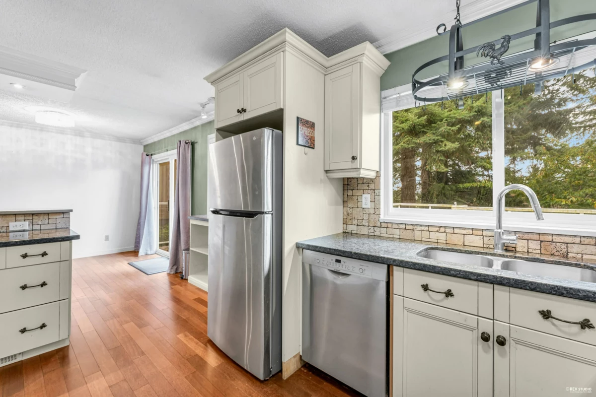 Kitchen Island Photo of 2214 153a Street, Surrey, BC