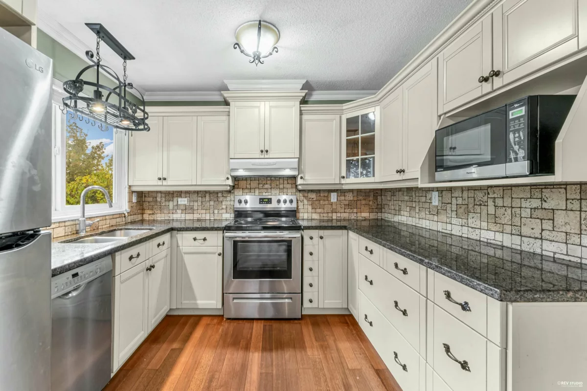 Kitchen Photo of 2214 153a Street, Surrey, BC