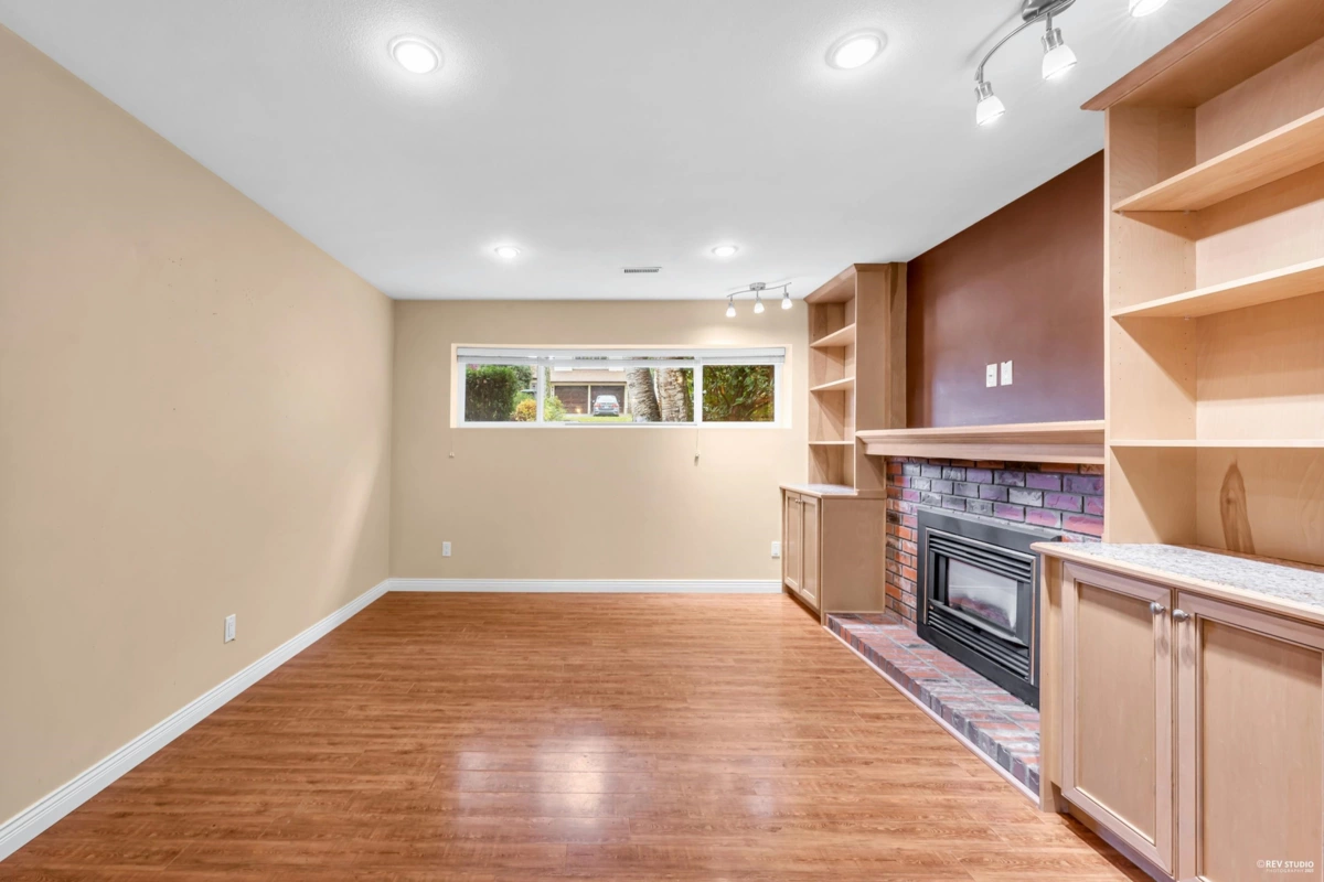 Laundry Room Photo of 2214 153a Street, Surrey, BC