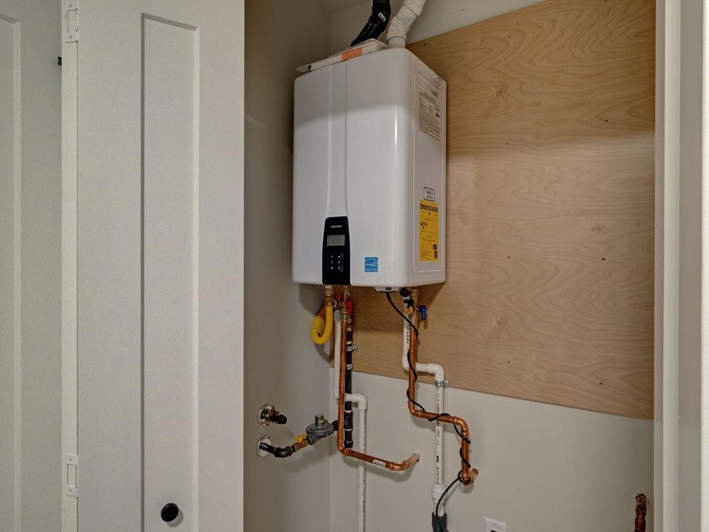 Hallway Photo of 1100 Celia Crescent, Gibsons, BC