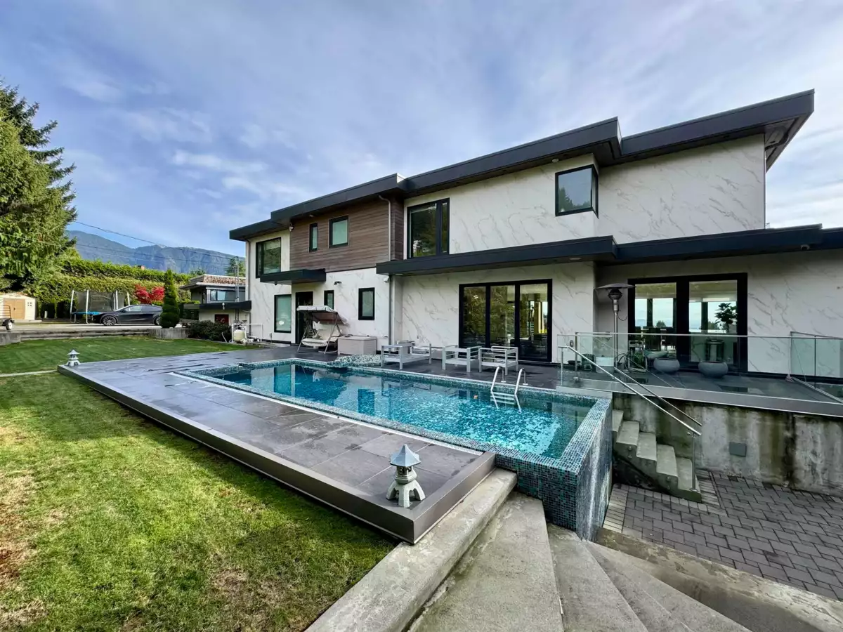 Hot Tub / Spa Photo of 1035 Greenwood Place, West Vancouver, BC