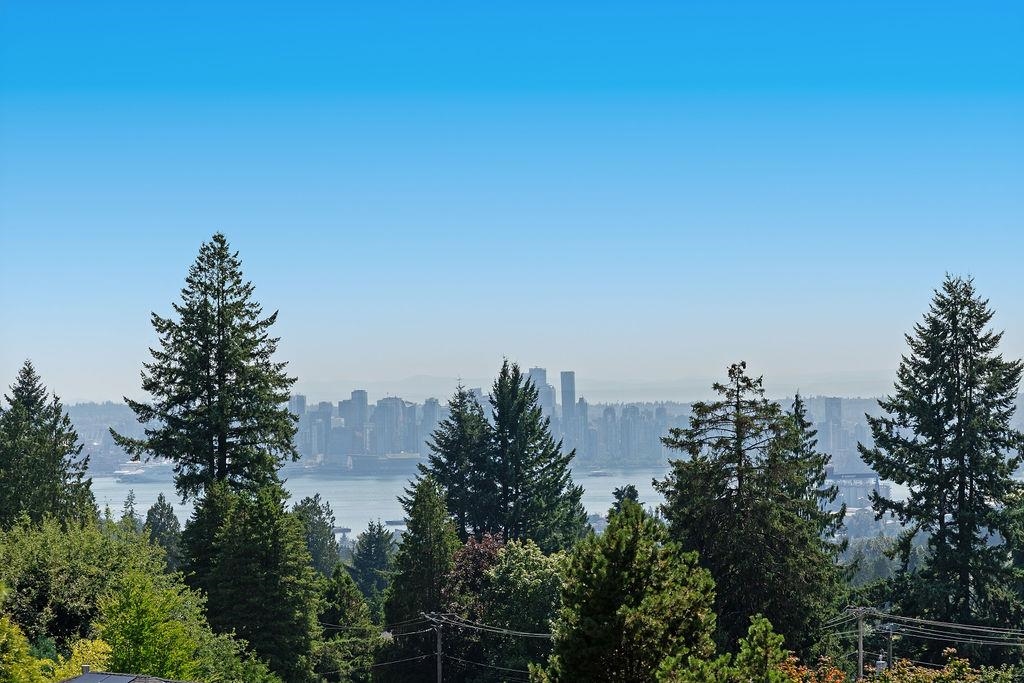 Front Yard Photo of 284 Sandringham Crescent, North Vancouver, BC