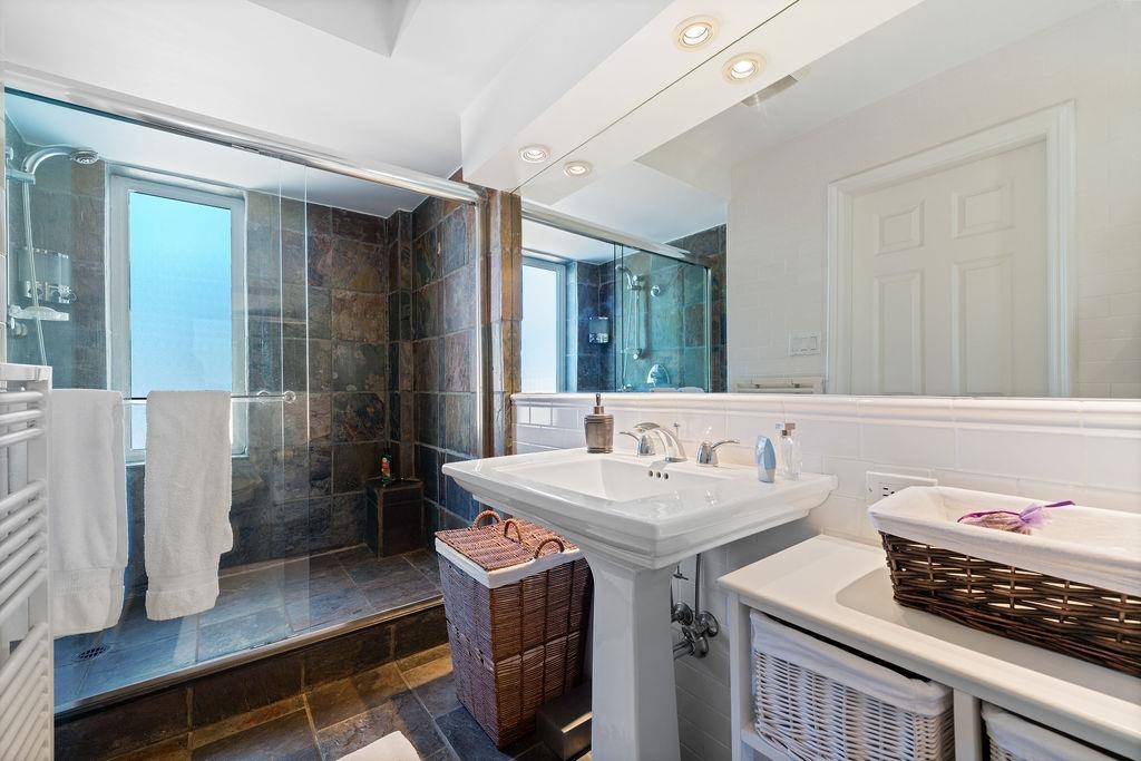 Hot Tub / Spa Photo of 284 Sandringham Crescent, North Vancouver, BC