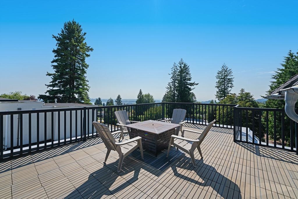 Outdoor Deck Photo of 284 Sandringham Crescent, North Vancouver, BC