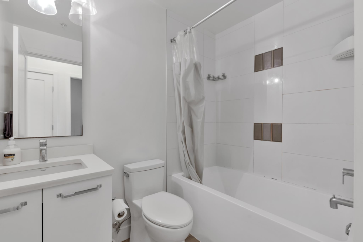 Entry Foyer Photo of 214 18811 72 Avenue, Surrey, BC