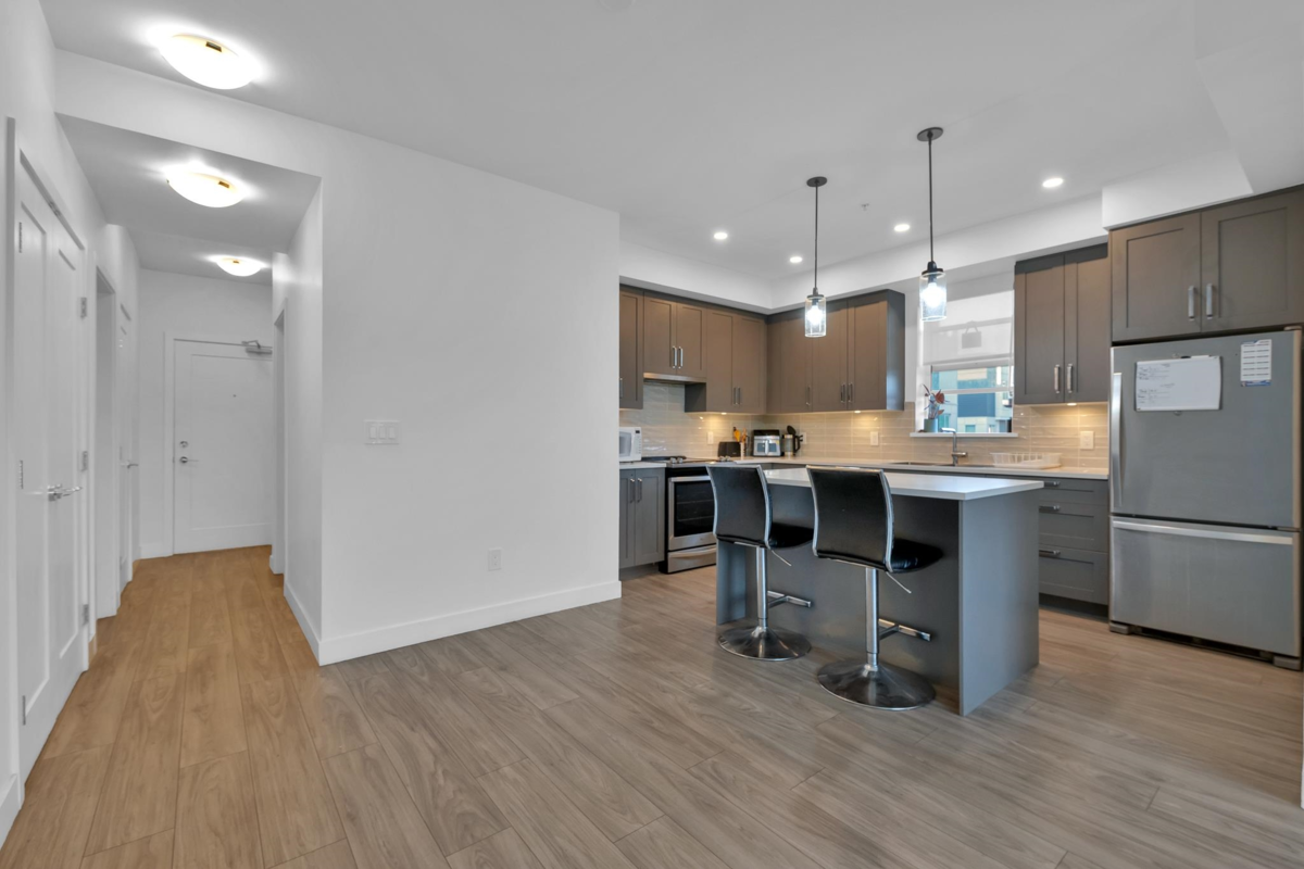 Kitchen Photo of 214 18811 72 Avenue, Surrey, BC