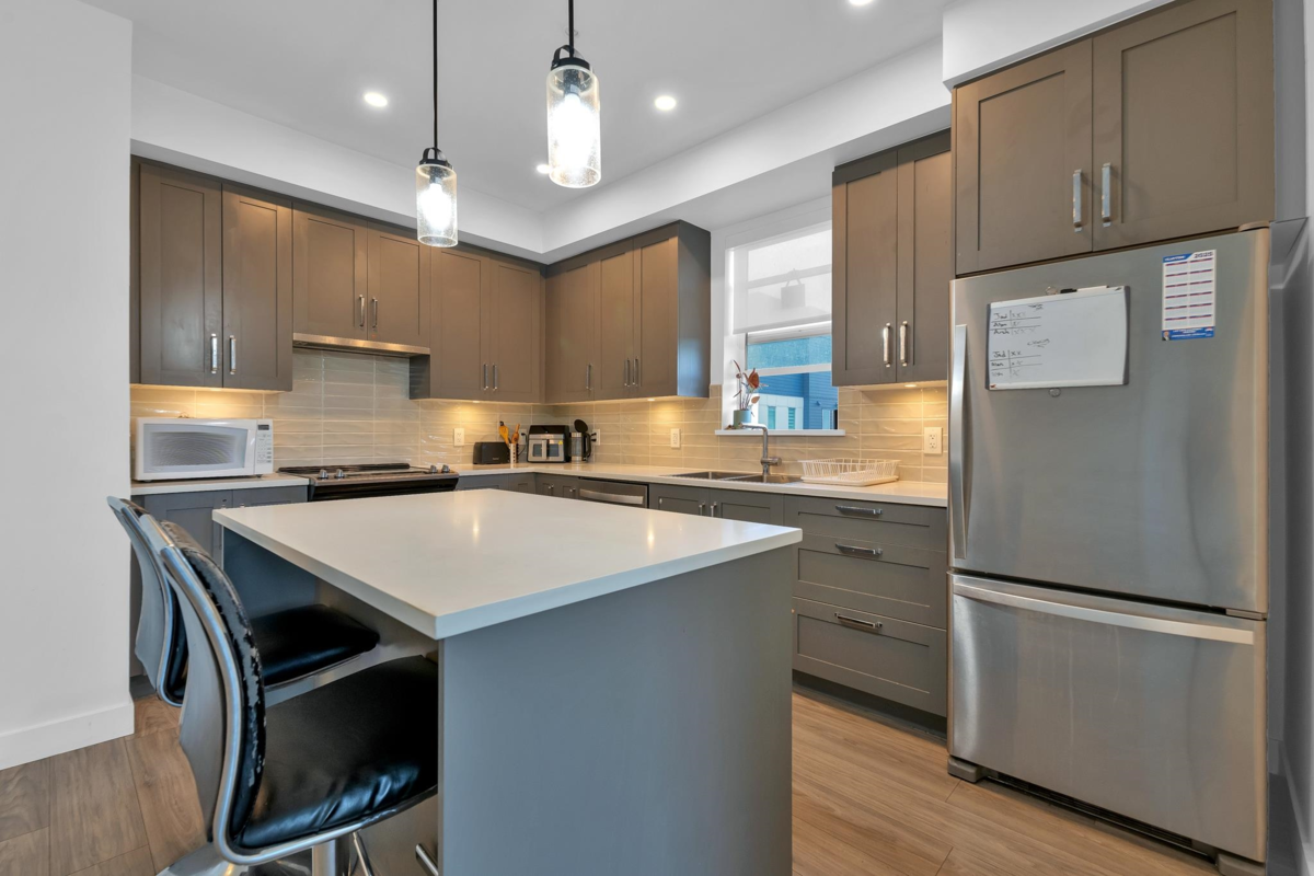 Primary Bathroom Photo of 214 18811 72 Avenue, Surrey, BC